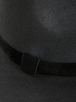 Wełniany kapelusz typu fedora