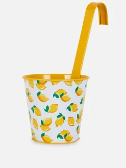 Wisząca metalowa doniczka ze wzorem w kwiaty