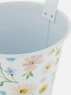 Wisząca metalowa doniczka ze wzorem w kwiaty