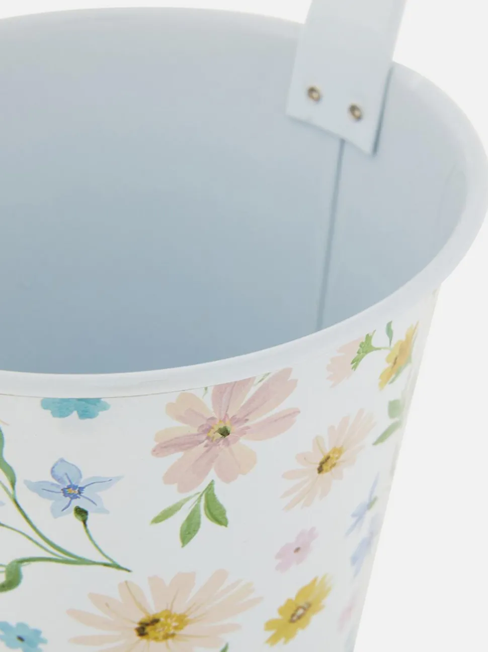 Wisząca metalowa doniczka ze wzorem w kwiaty