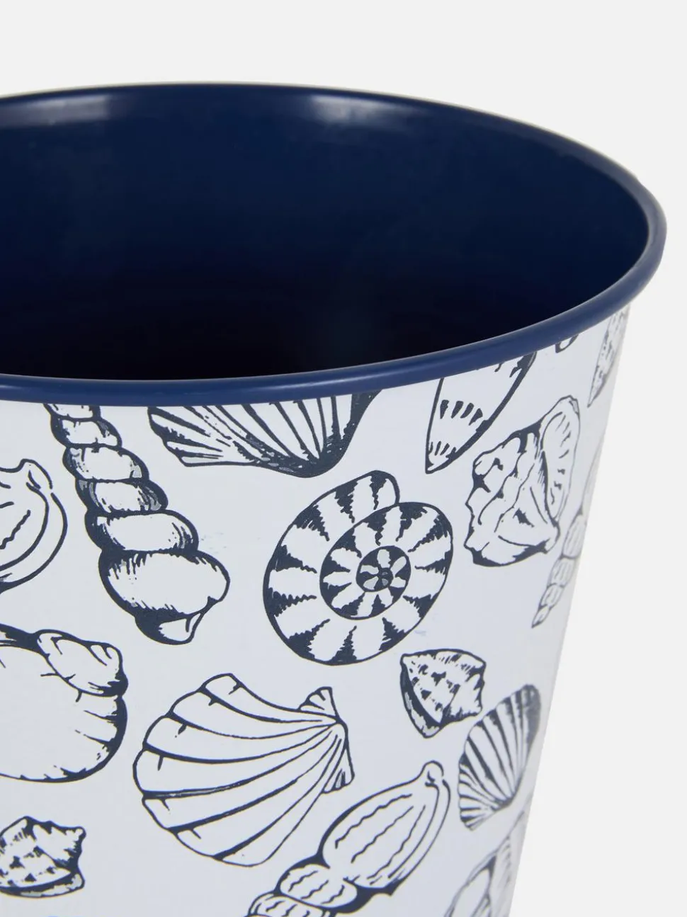 Wisząca metalowa doniczka ze wzorem w kwiaty