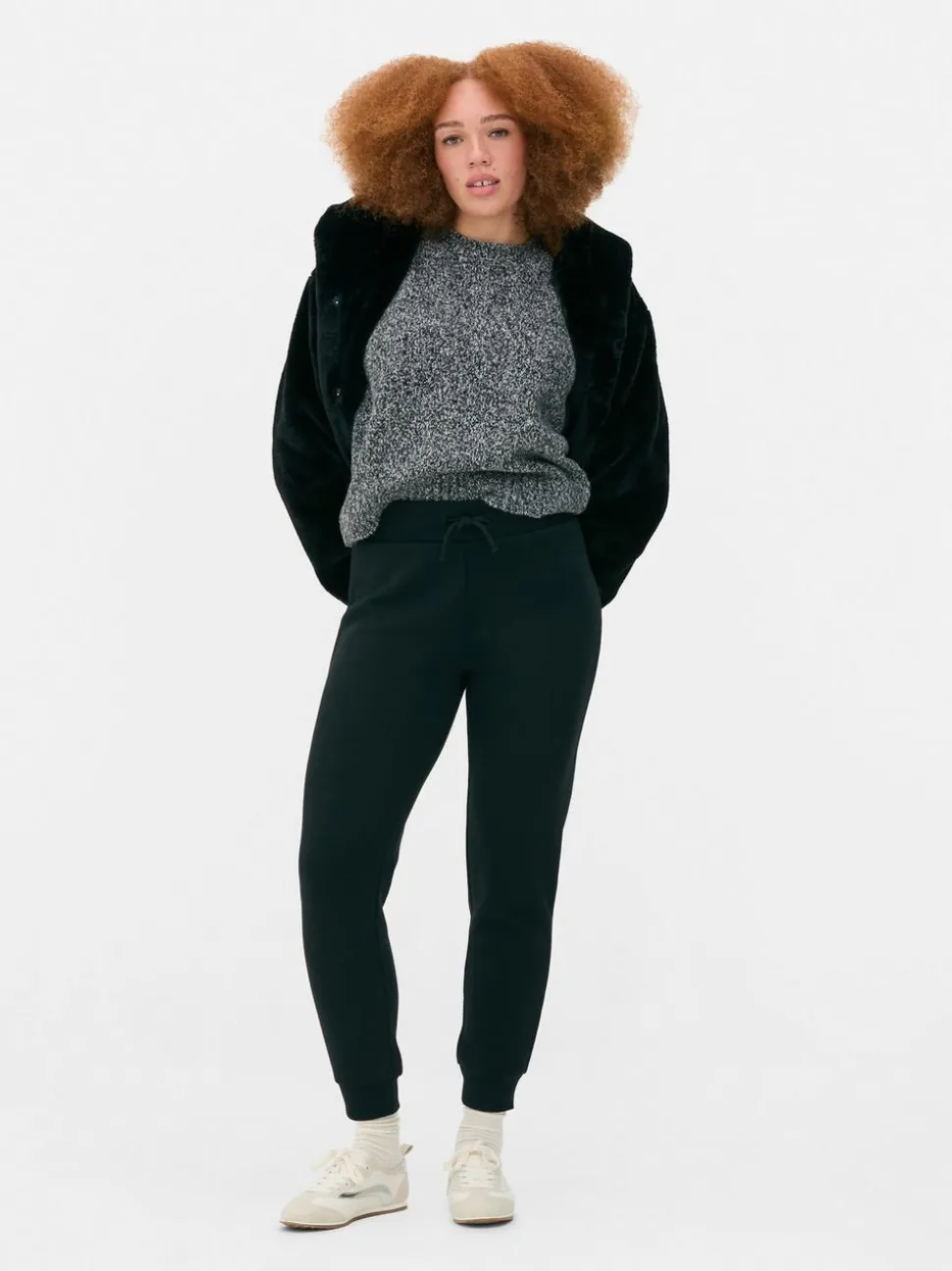 Wąskie spodnie dresowe ściągane sznurkiem