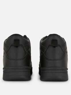 Wysokie buty sportowe w koszykarskim stylu