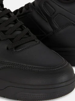 Wysokie buty sportowe w koszykarskim stylu