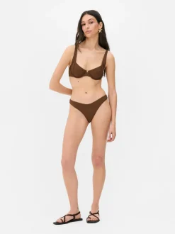 Wysoko wycięty dół od bikini z piki Paula Echevarría