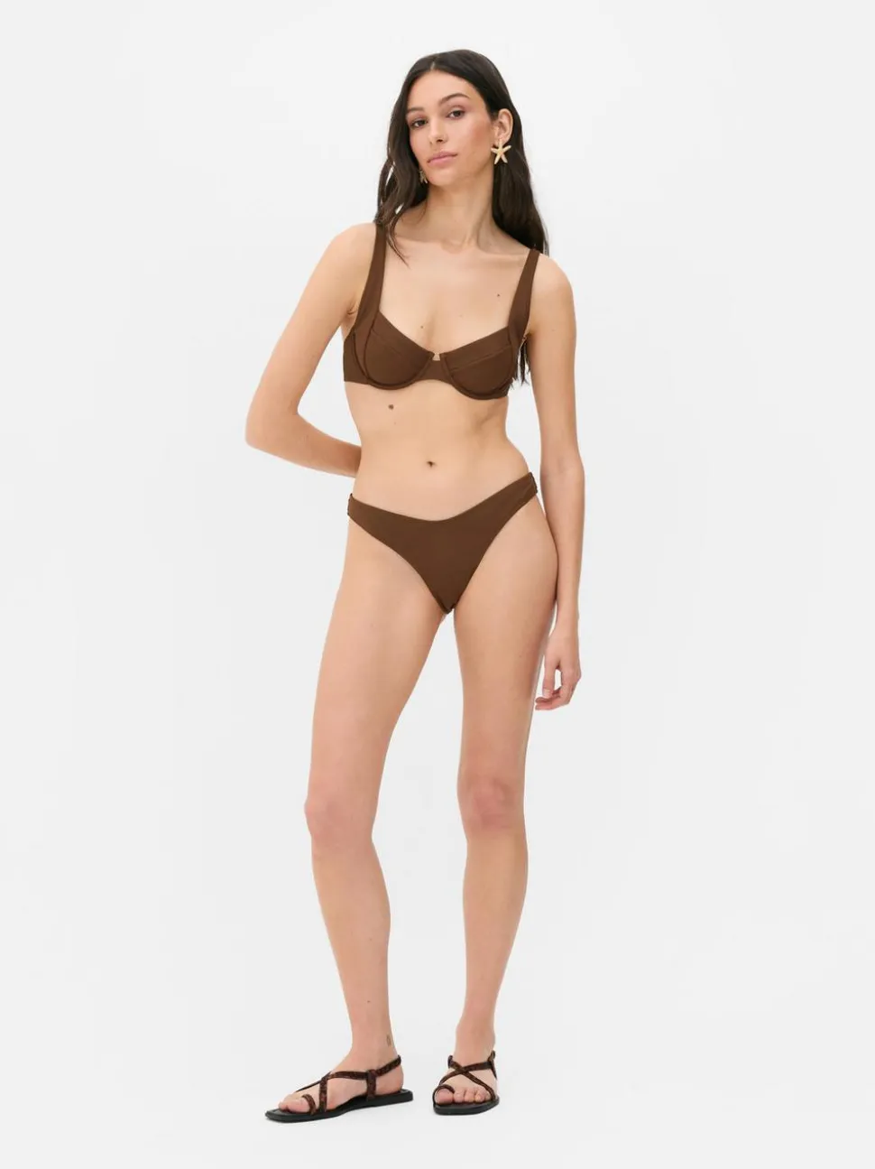 Wysoko wycięty dół od bikini z piki Paula Echevarría