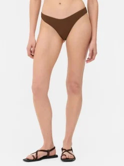 Wysoko wycięty dół od bikini z piki Paula Echevarría