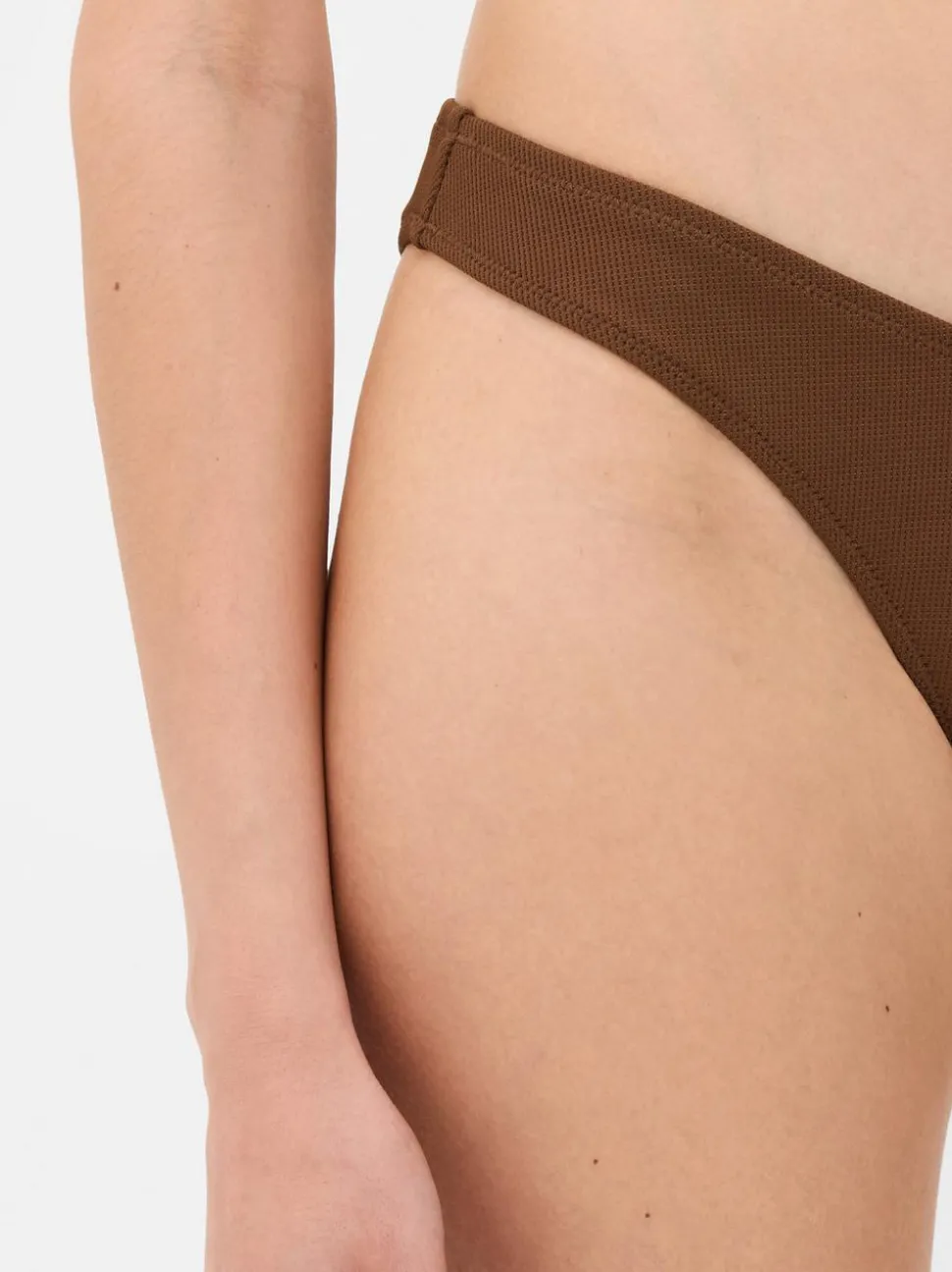 Wysoko wycięty dół od bikini z piki Paula Echevarría