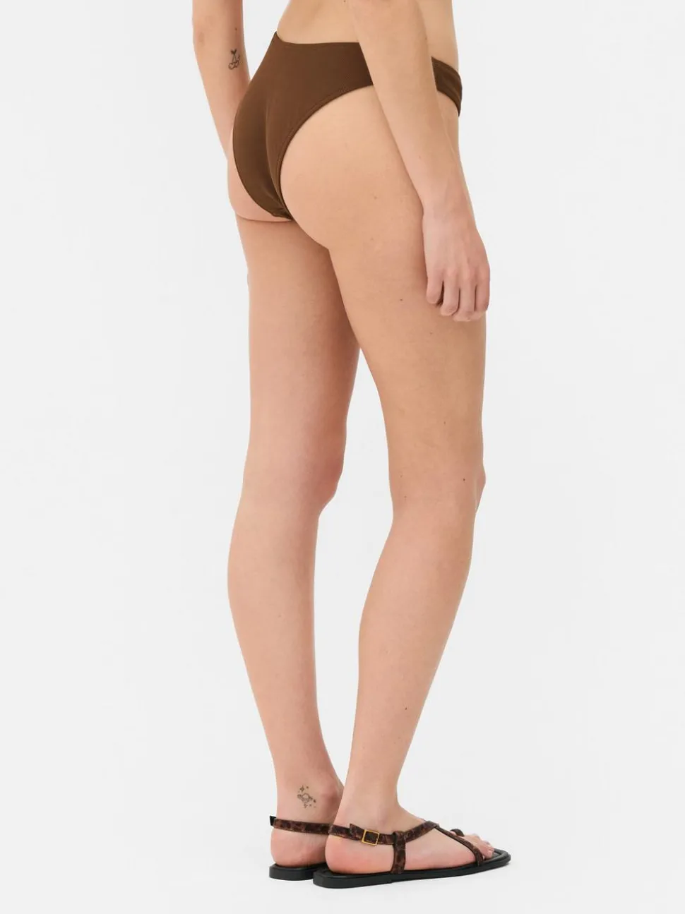 Wysoko wycięty dół od bikini z piki Paula Echevarría