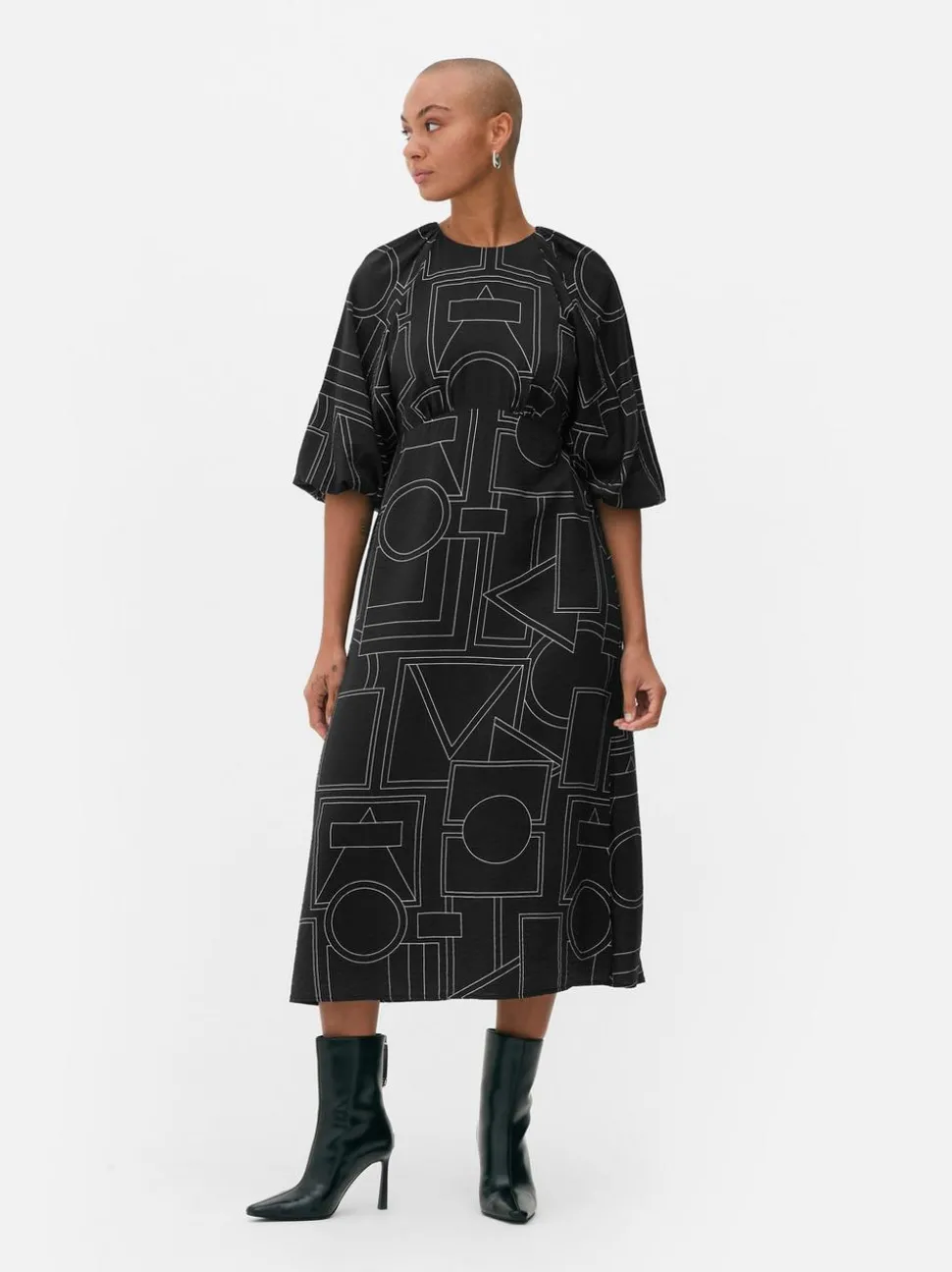 Wzorzysta sukienka midi