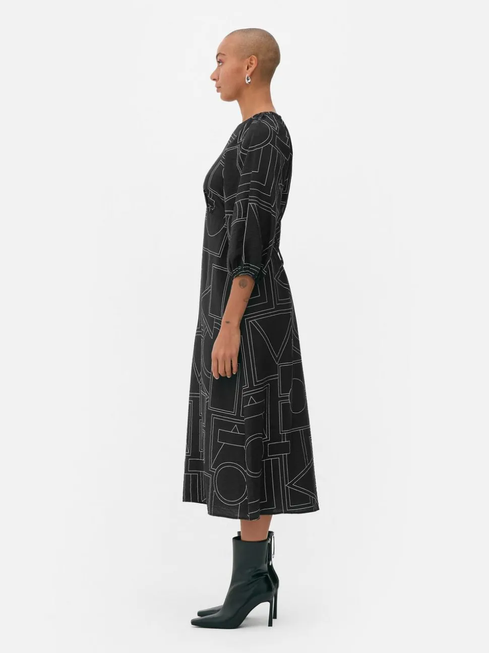 Wzorzysta sukienka midi