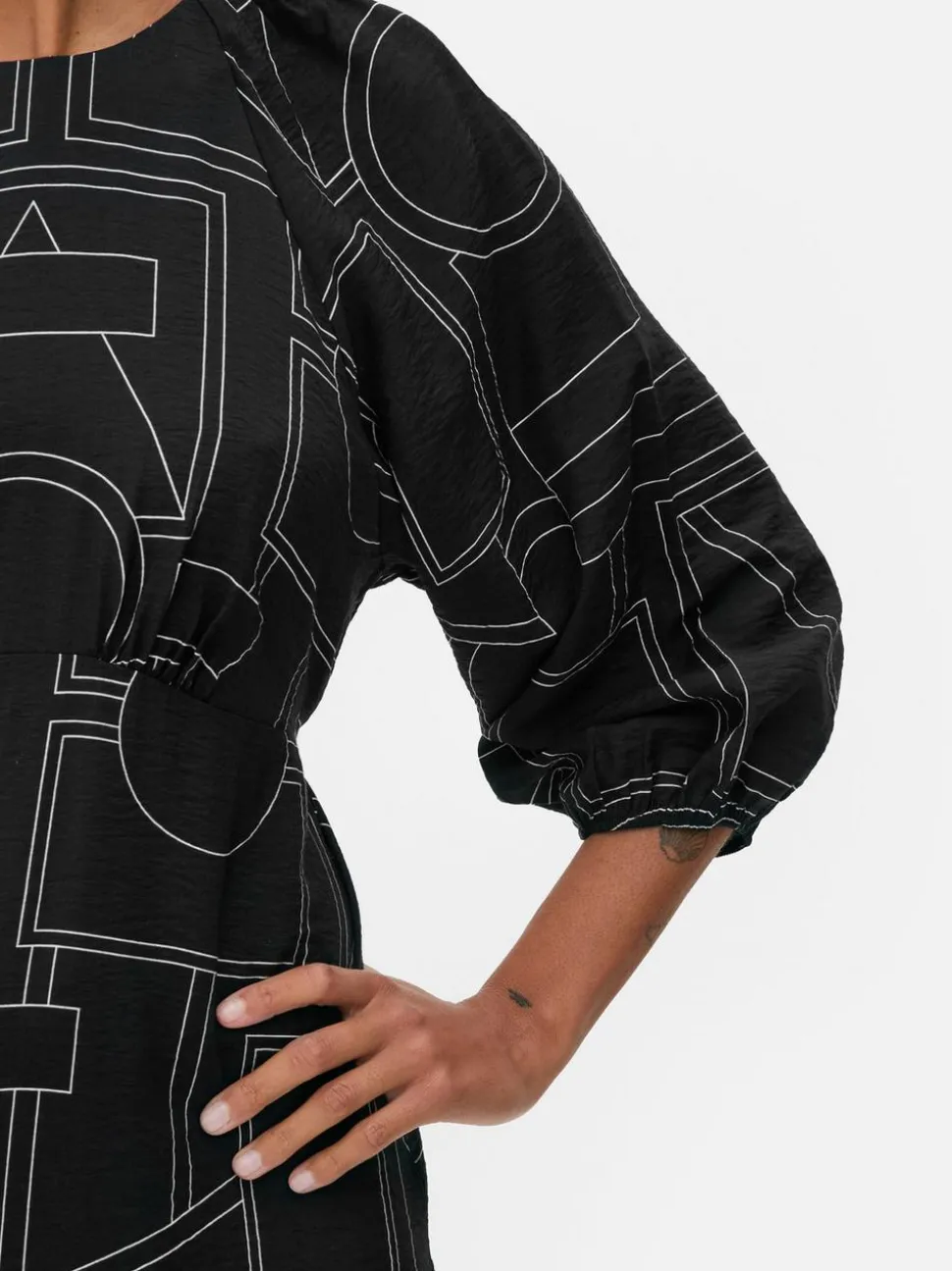 Wzorzysta sukienka midi