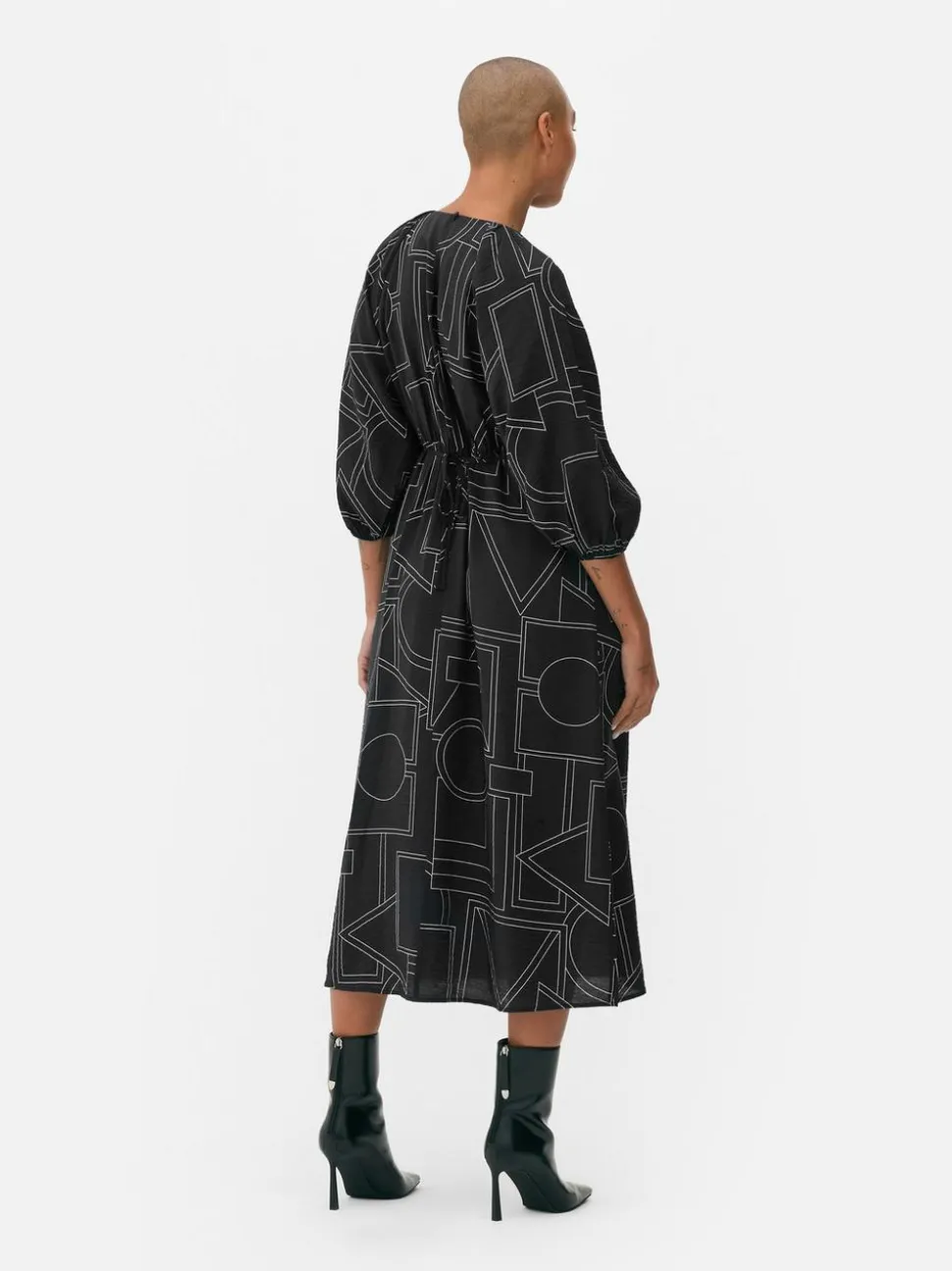 Wzorzysta sukienka midi