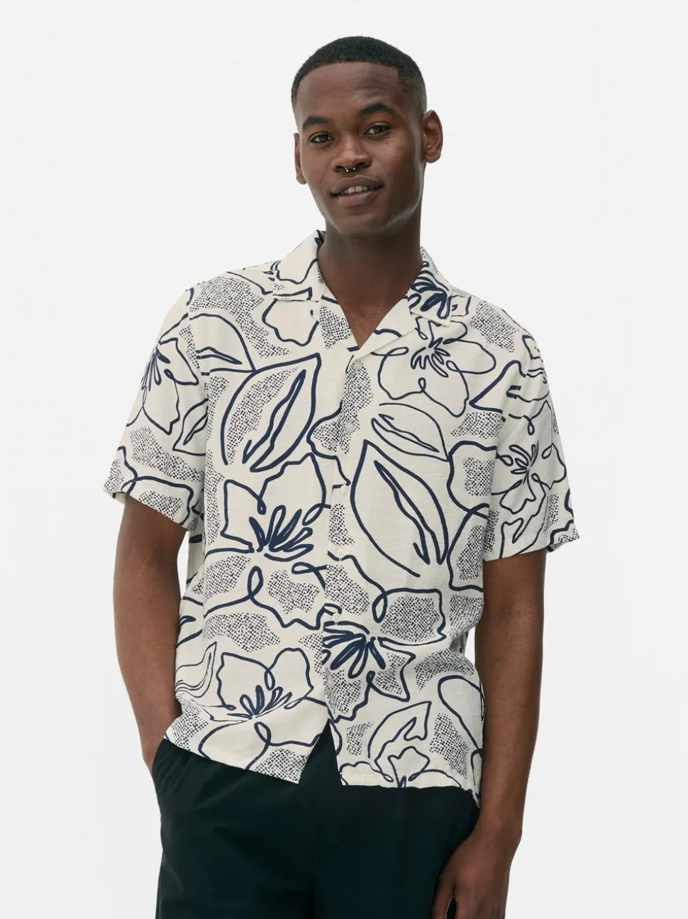 Zapinana na guziki koszula w kwiaty