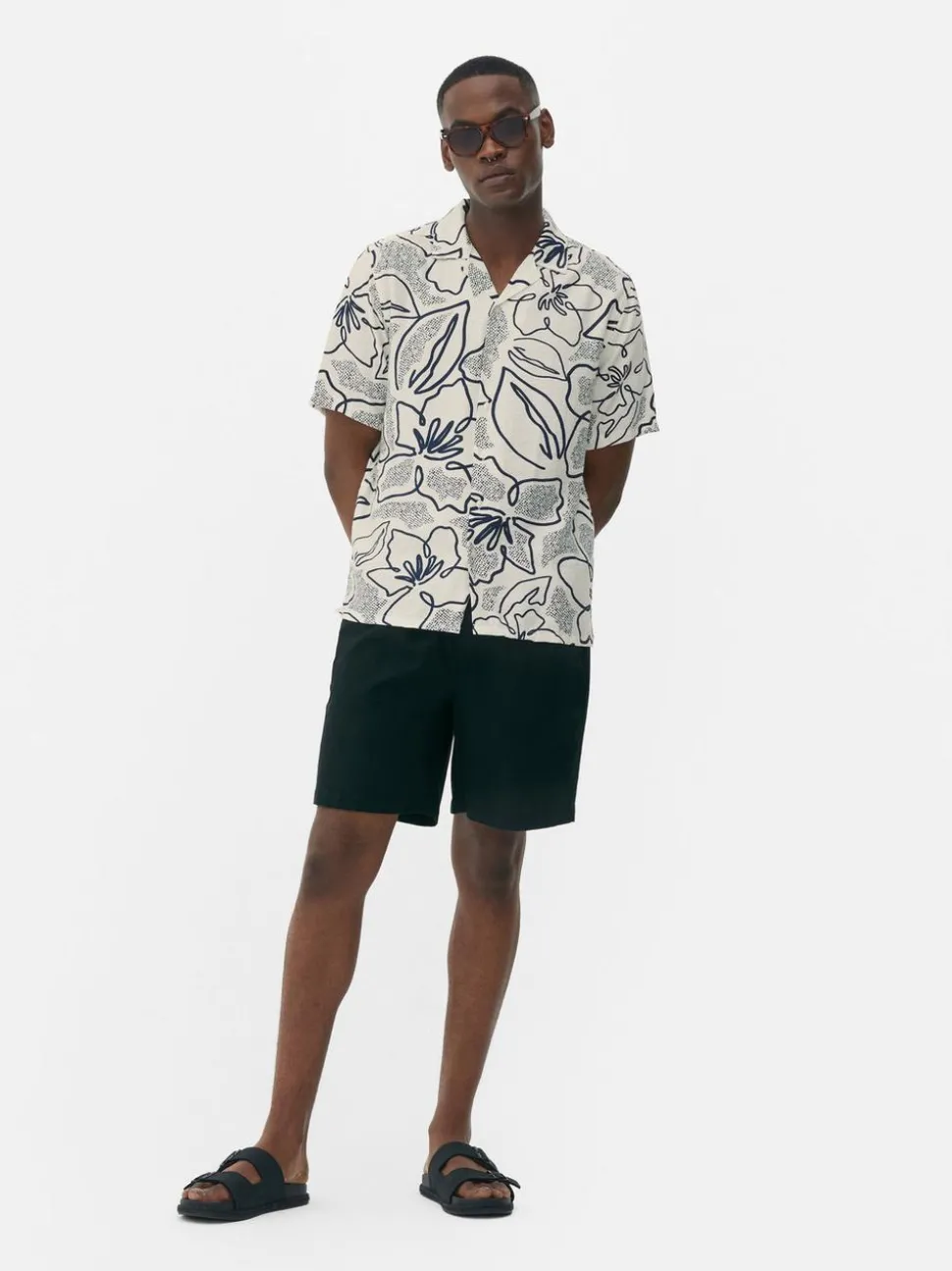 Zapinana na guziki koszula w kwiaty