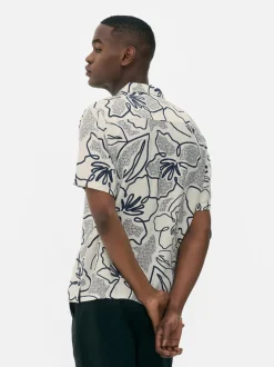 Zapinana na guziki koszula w kwiaty