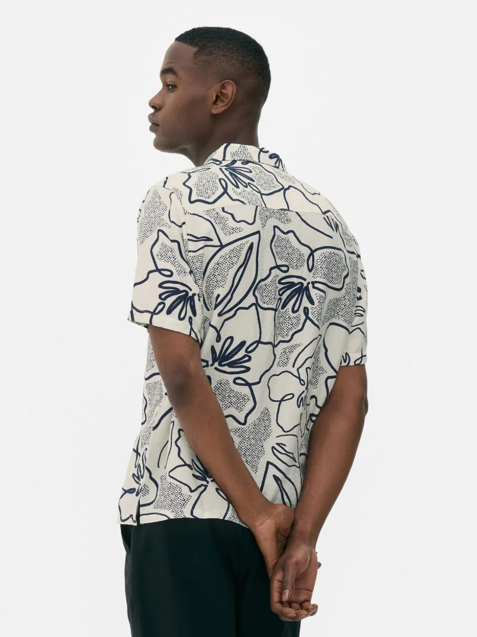 Zapinana na guziki koszula w kwiaty