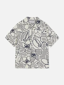 Zapinana na guziki koszula w kwiaty