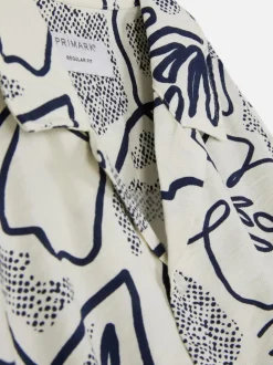 Zapinana na guziki koszula w kwiaty