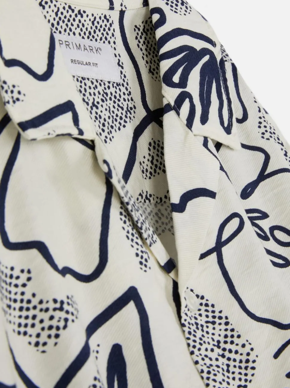 Zapinana na guziki koszula w kwiaty