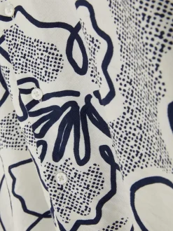 Zapinana na guziki koszula w kwiaty