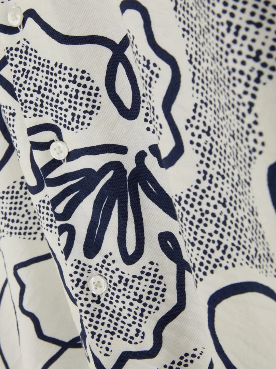 Zapinana na guziki koszula w kwiaty