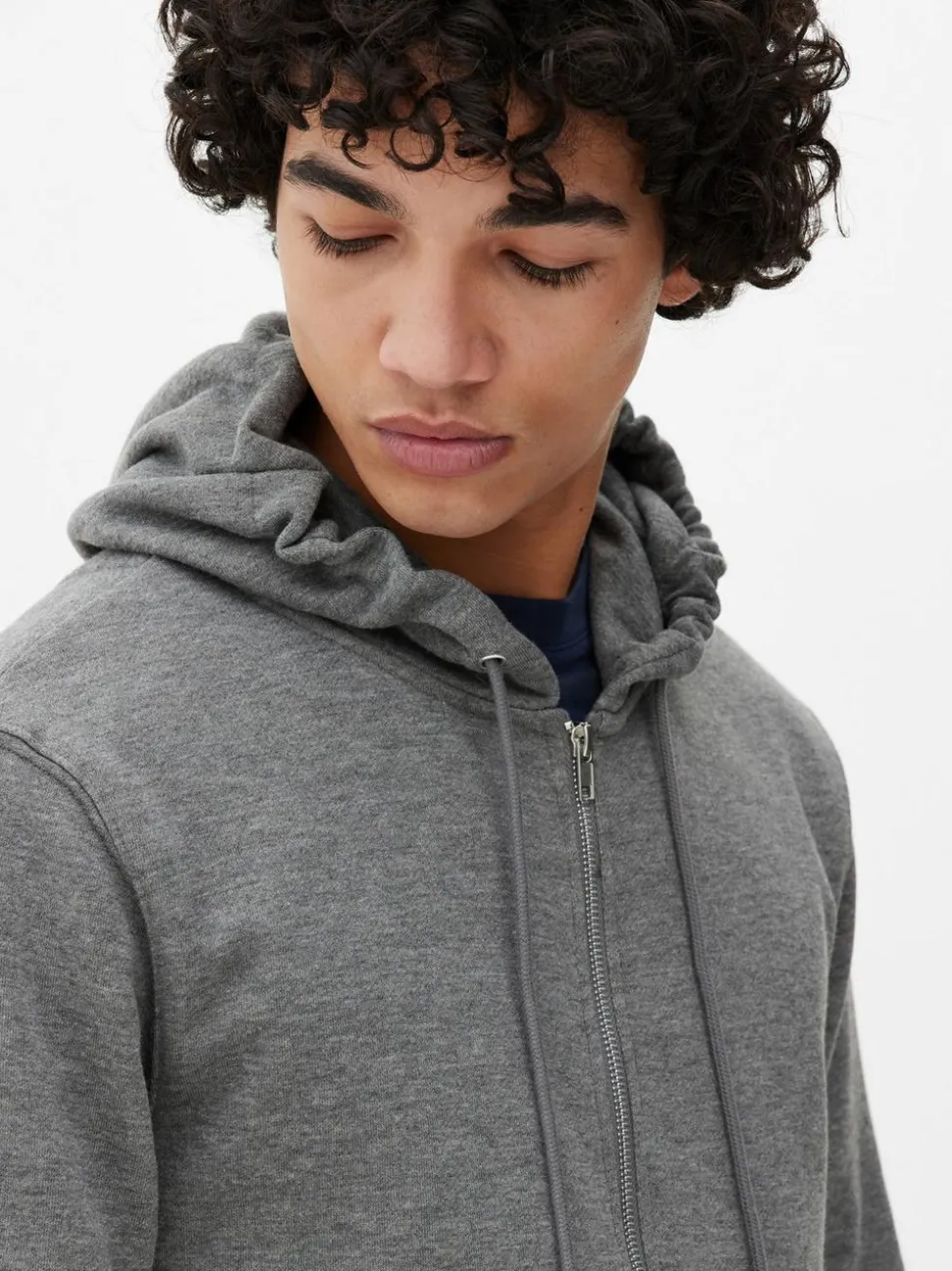 Zapinana na zamek bluza z kapturem i długim rękawem