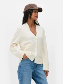 Zapinany na guziki sweter rozpinany z dekoltem w serek