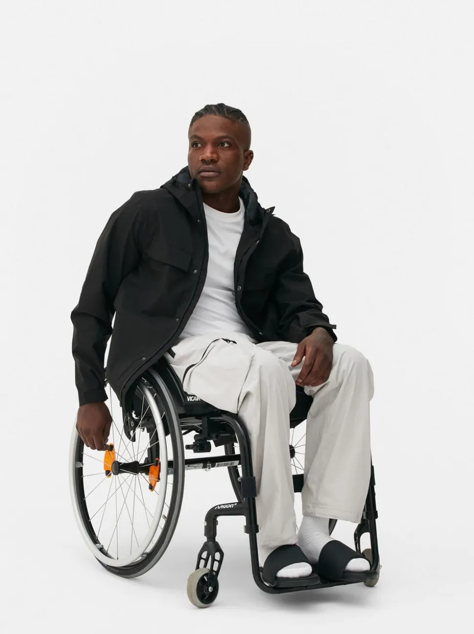 Zapinany na zamek płaszcz przeciwdeszczowy z kapturem