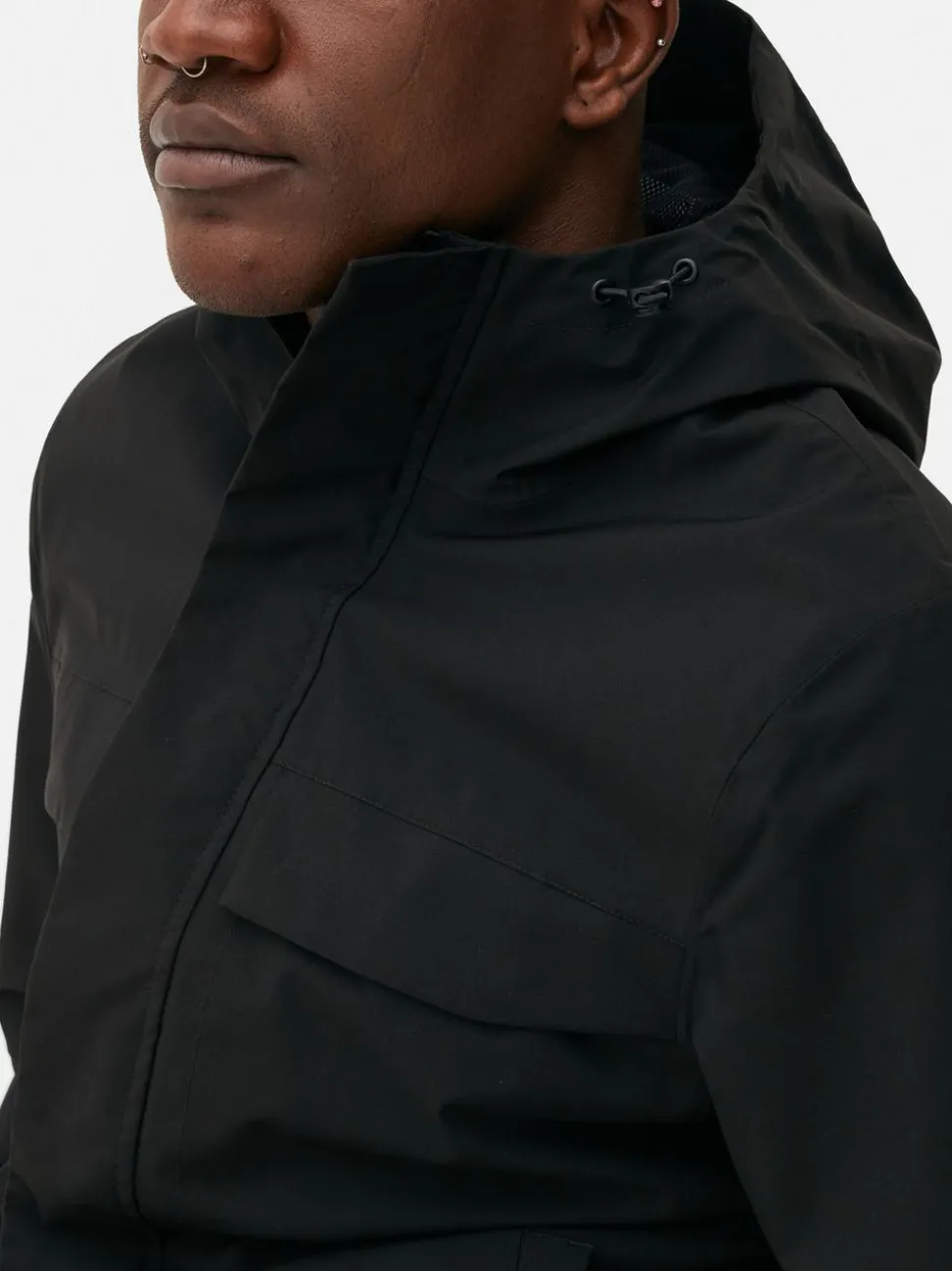 Zapinany na zamek płaszcz przeciwdeszczowy z kapturem