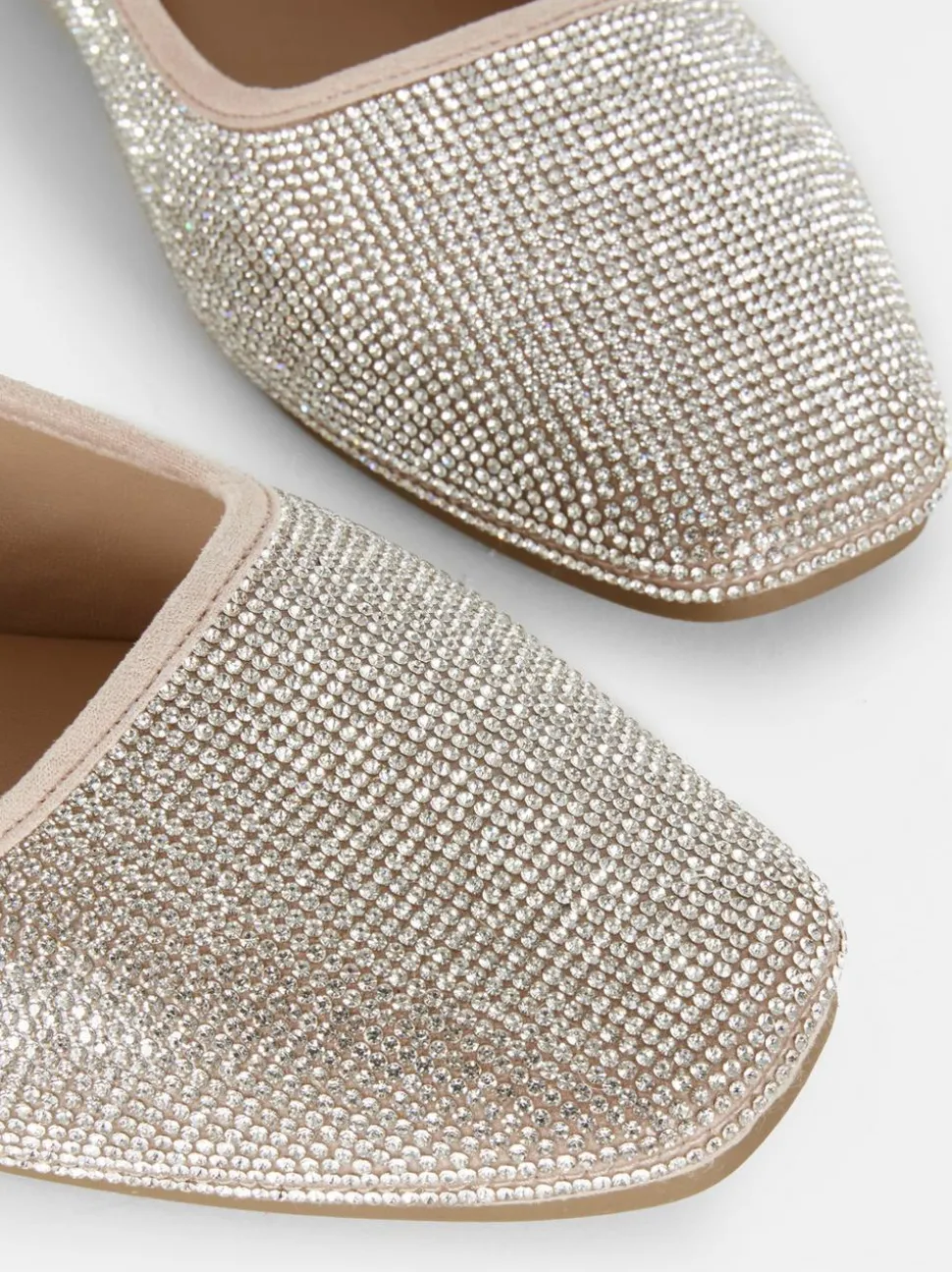 Zdobione szerokie baleriny z kwadratowym noskiem