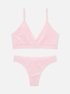 Zestaw niezbędnej bielizny z trójkątnym biustonoszem