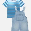 Zestaw z jeansowymi ogrodniczkami i T-shirtem