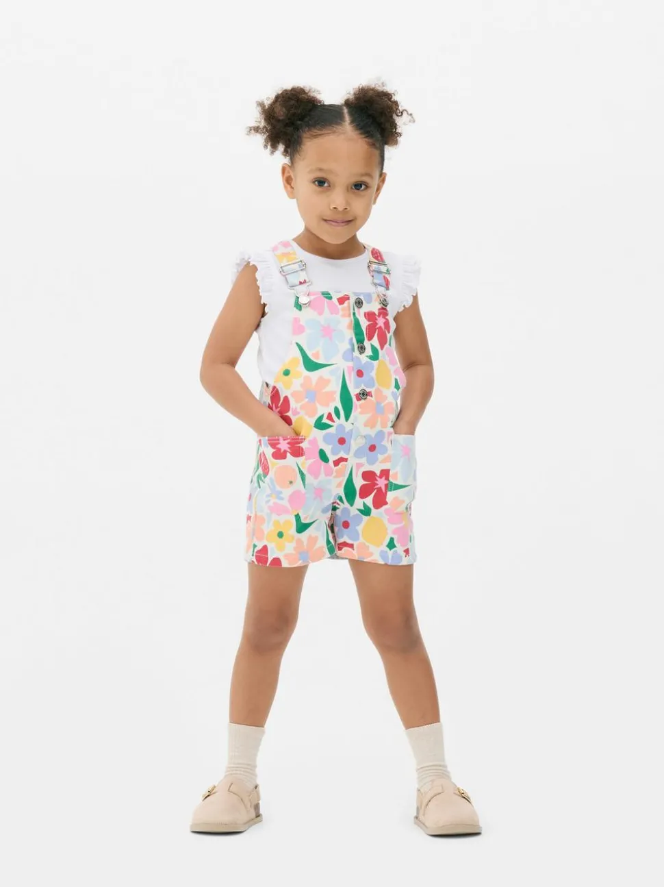 Zestaw z ogrodniczkami w kwiaty