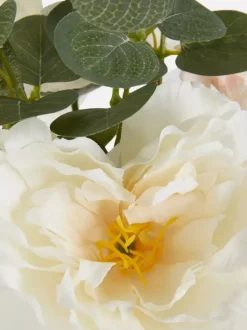 Aranżacja ze sztucznych kwiatów w szklanym wazonie