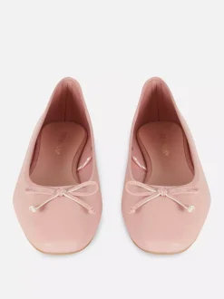 Baleriny na płaskiej podeszwie z kokardką