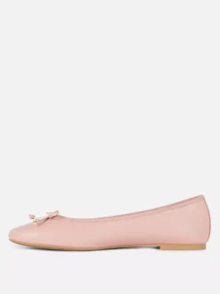 Baleriny na płaskiej podeszwie z kokardką