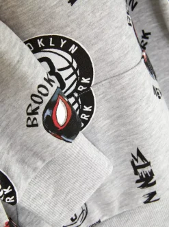 Bluza z kapturem z motywem Marvela i NBA Brooklyn Nets