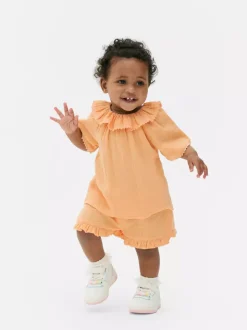 Bluzka z kołnierzykiem i szorty z falbankami