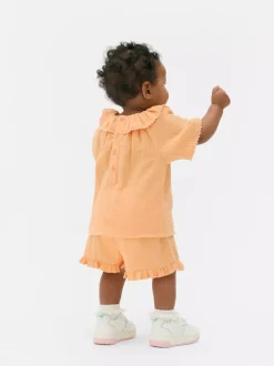 Bluzka z kołnierzykiem i szorty z falbankami