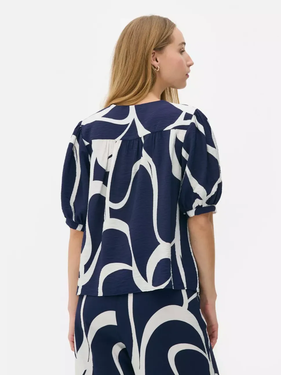 Bluzka ze wzorem w liście