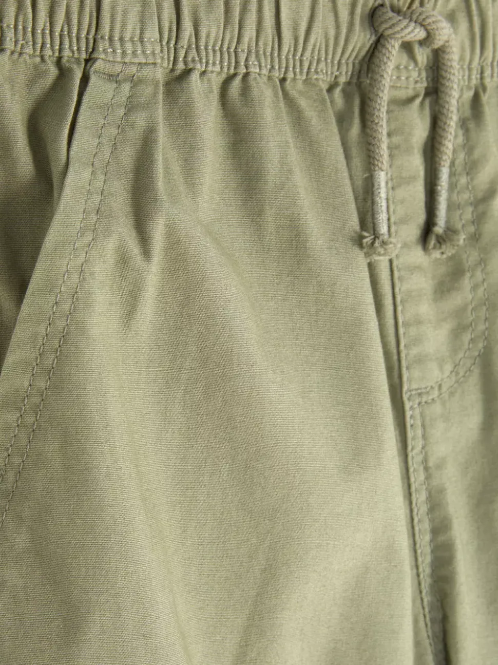 Bojówki ze sznurkiem ściągającym