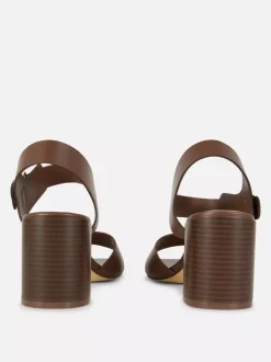 Buty na obcasie klockowym z ozdobnymi oczkami