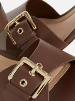 Buty na obcasie klockowym z ozdobnymi oczkami