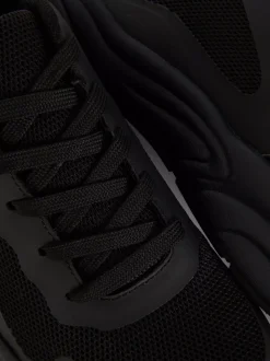 Buty sportowe na grubej podeszwie ze wstawkami