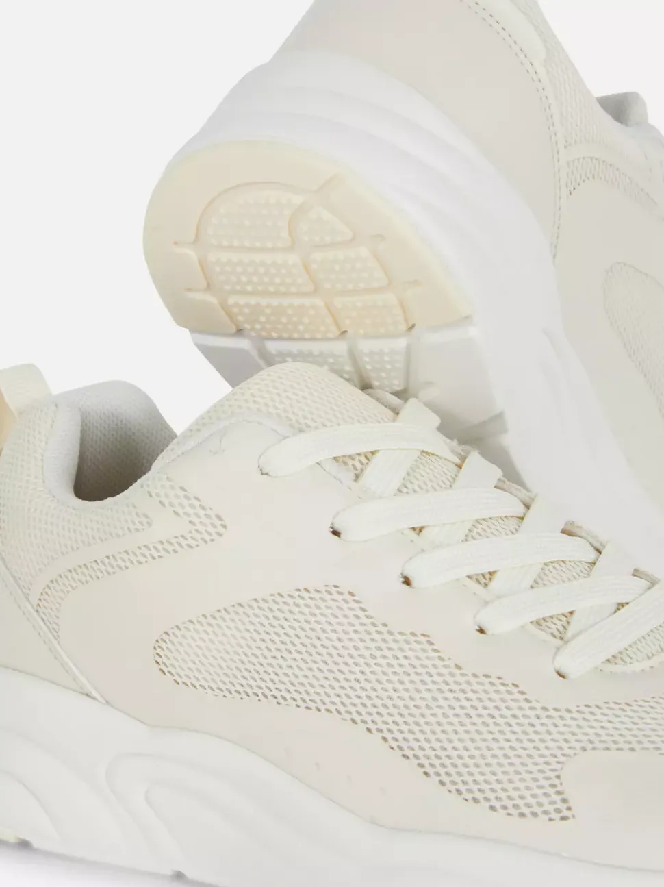 Buty sportowe na grubej podeszwie ze wstawkami