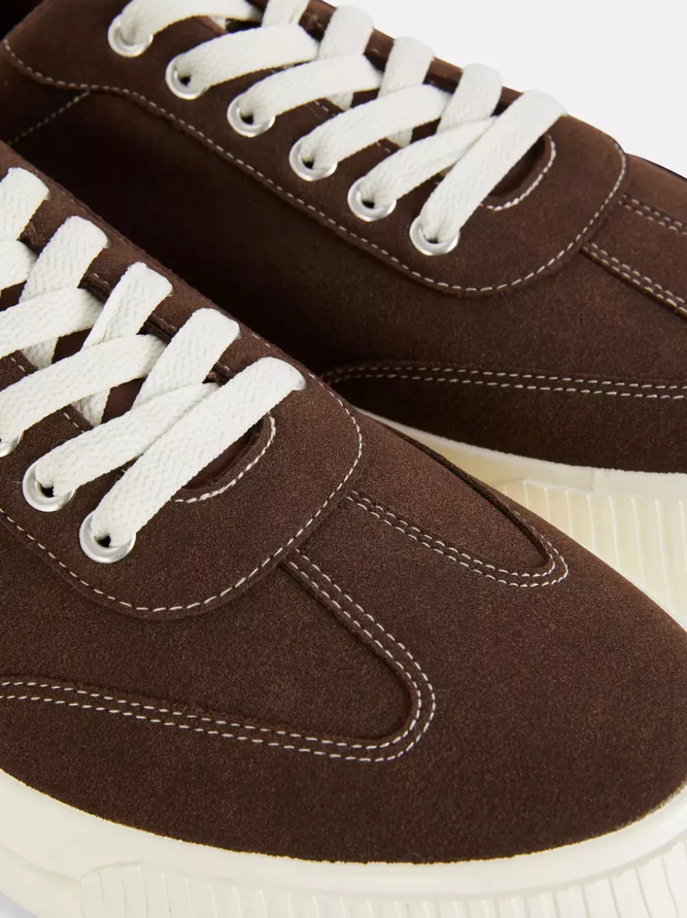 Buty sportowe z niską cholewką na grubej podeszwie