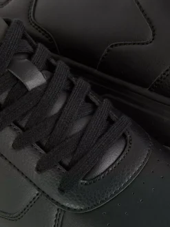 Buty sportowe z niską cholewką i panelami