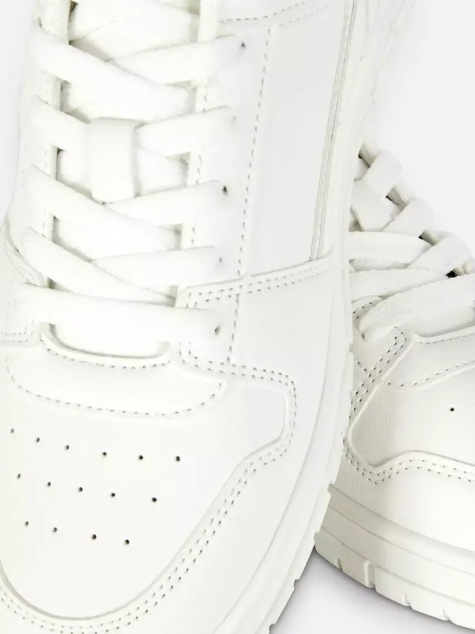 Buty sportowe z niską cholewką i panelami