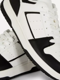 Buty sportowe z niską cholewką i panelami